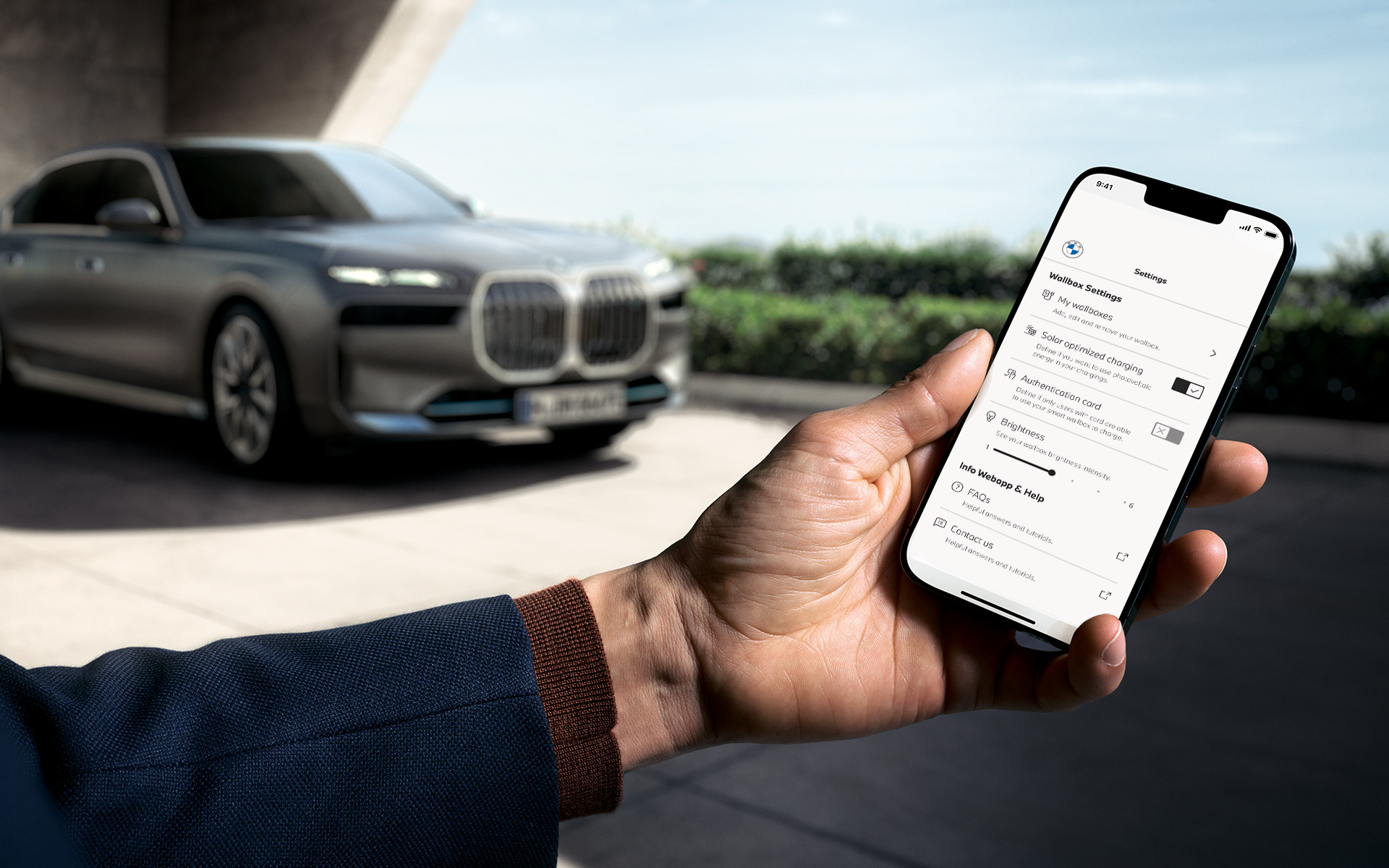 BMW i7 G70 Uno smartphone in primo piano con la My BMW App