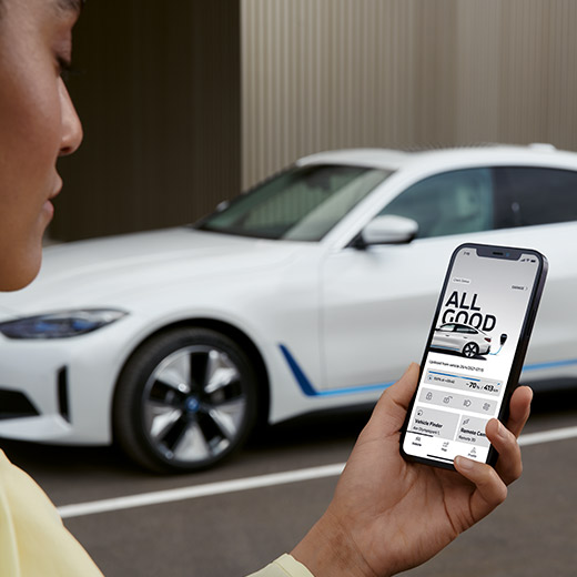 Connected Charging nella My BMW App Connected Charging nella My BMW App BMW i4 G26 con persona in primo piano