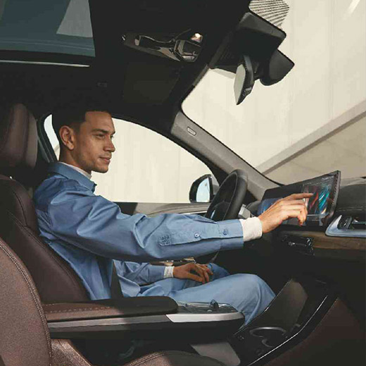 Connected Charging in vettura Connected Charging in vettura Un uomo utilizza il BMW Curved Display