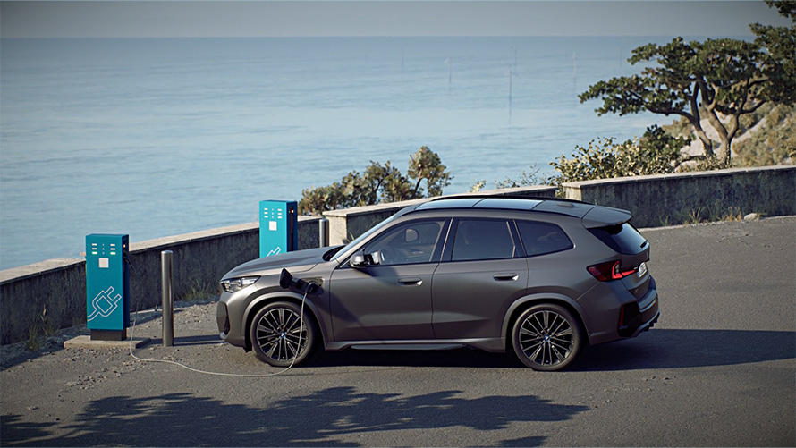 Video della BMW ibrida Plug-in BMW X1 xDrive30e vicino a una stazione di ricarica Video della BMW ibrida Plug-in BMW X1 xDrive30e U11 vicino a una stazione di ricarica