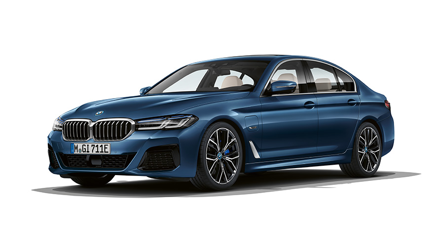BMW Serie 5 Berlina ibrida Plug-in Vista anteriore a tre quarti BMW Serie 5 Berlina ibrida Plug-in Ripresa in studio vista anteriore a tre quarti