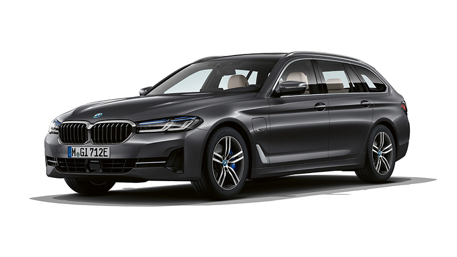 BMW Serie 5 Touring ibrida Plug-in Vista anteriore a tre quarti BMW Serie 5 Touring ibrida Plug-in Ripresa in studio vista anteriore a tre quarti