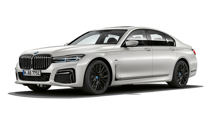 BMW 745e Berlina PHEV Vista anteriore a tre quarti BMW 745e Berlina PHEV Ripresa in studio fotografico Vista anteriore a tre quarti