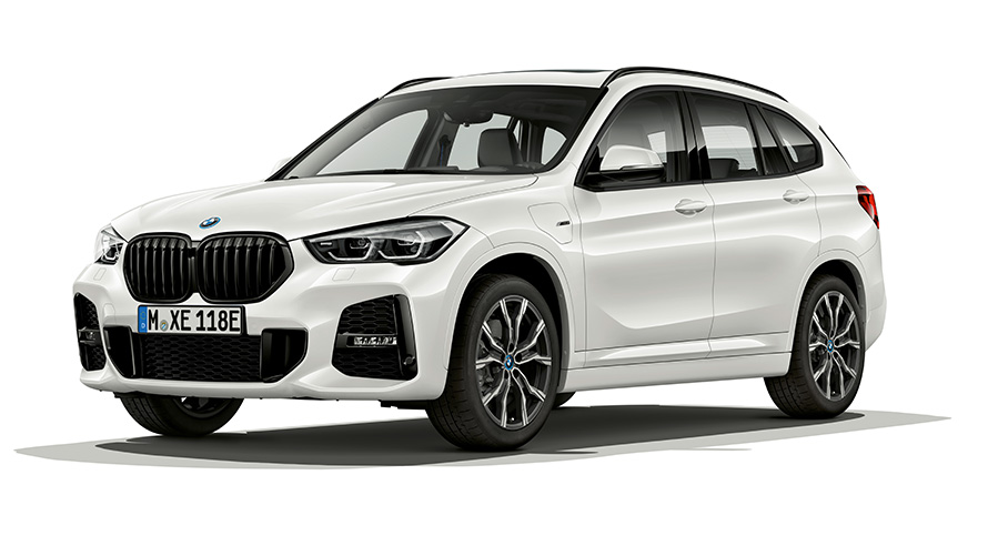 BMW X1 xDrive25e PHEV Vista anteriore a tre quarti BMW X1 xDrive25e PHEV Ripresa in studio fotografico Vista anteriore a tre quarti