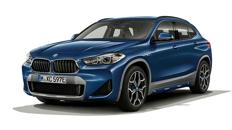 BMW X2 xDrive25e PHEV Vista anteriore a tre quarti BMW X2 xDrive25e PHEV Ripresa in studio fotografico Vista anteriore a tre quarti