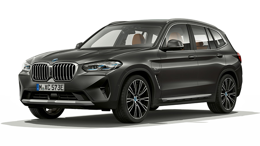 BMW X3 xDrive30e PHEV Vista anteriore a tre quarti BMW X3 xDrive30e PHEV Ripresa in studio fotografico Vista anteriore a tre quarti
