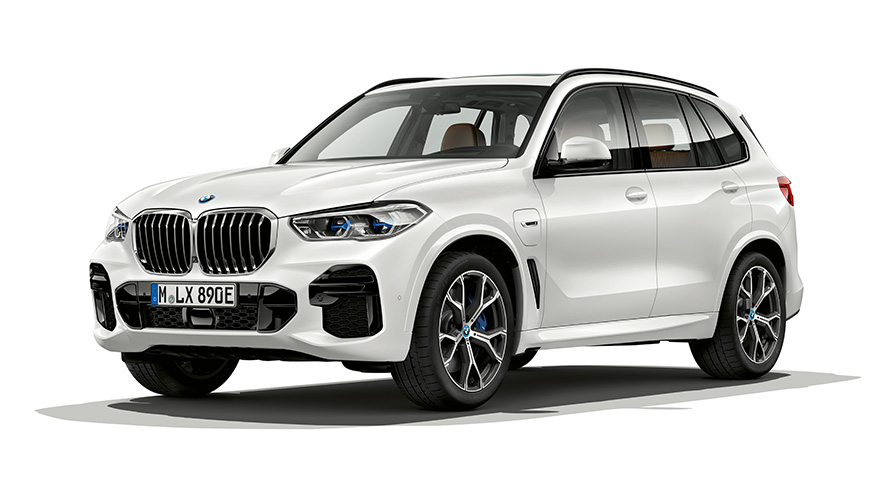 BMW X5 xDrive45e PHEV Vista anteriore a tre quarti BMW X5 xDrive45e PHEV Ripresa in studio fotografico Vista anteriore a tre quarti