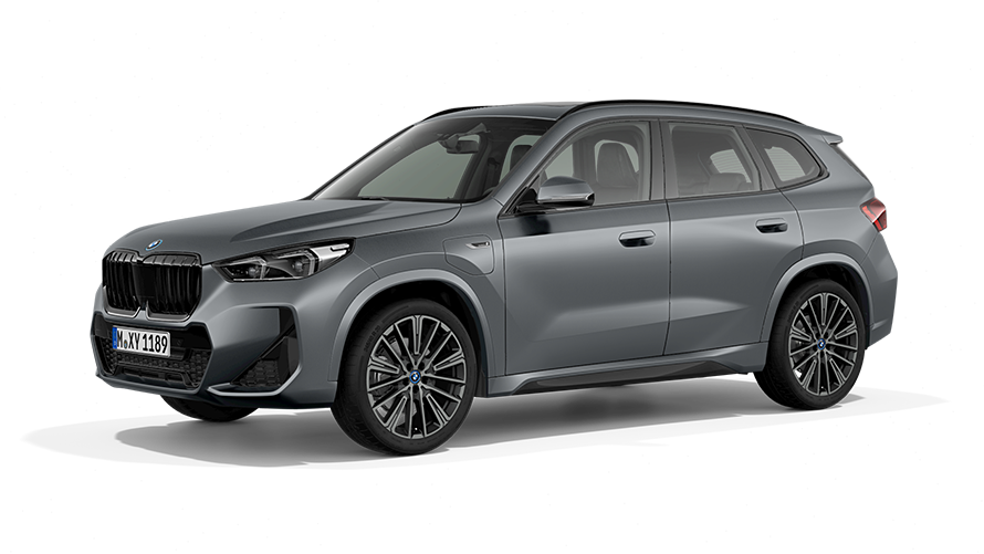 Vista anteriore a tre quarti della BMW X1 xDrive30e PHEV Ripresa in studio fotografico in vista anteriore a tre quarti della BMW X1 xDrive30e PHEV