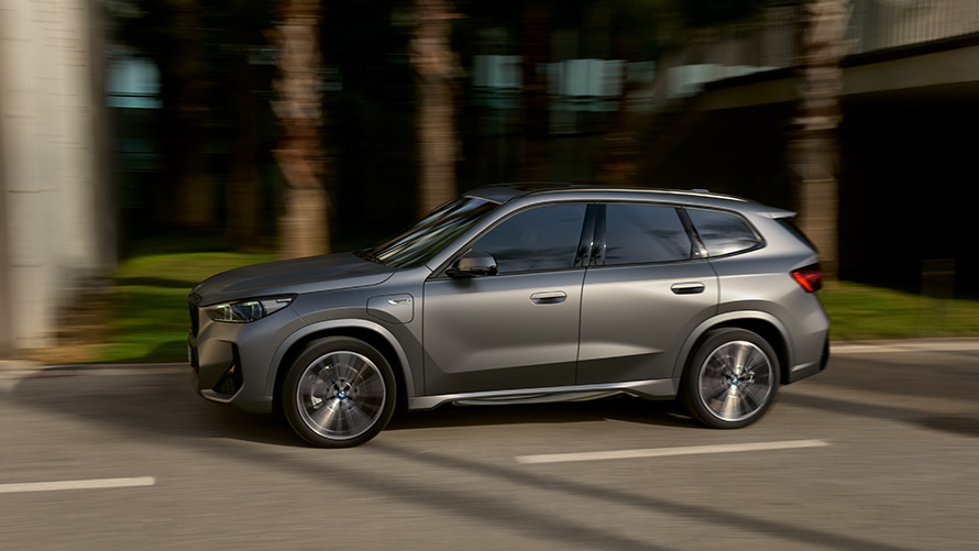 Vista laterale in movimento della BMW X1 ibrida Plug-in 2022 U11 Vista laterale in movimento della BMW X1 ibrida Plug-in 2022 U11