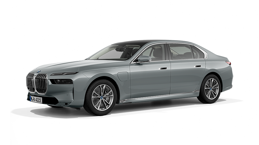 BMW 750e xDrive G70 PHEV Vista anteriore a tre quarti da ferma