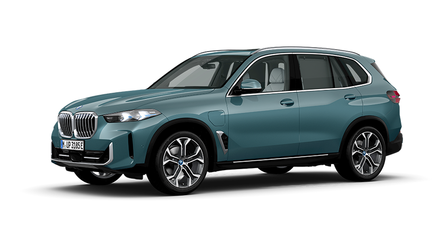 BMW X5 xDrive50e versione PHEV in vista anteriore a tre quarti Ripresa in studio fotografico della BMW X5 xDrive50e versione PHEV in vista anteriore a tre quarti