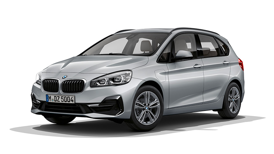 BMW 225xe Active Tourer PHEV Vista anteriore a tre quarti BMW 225xe Active Tourer PHEV Ripresa in studio fotografico Vista anteriore a tre quarti
