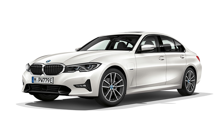 BMW Serie 3 Berlina ibrida Plug-in Vista anteriore a tre quarti BMW Serie 3 Berlina ibrida Plug-in Ripresa in studio vista anteriore a tre quarti
