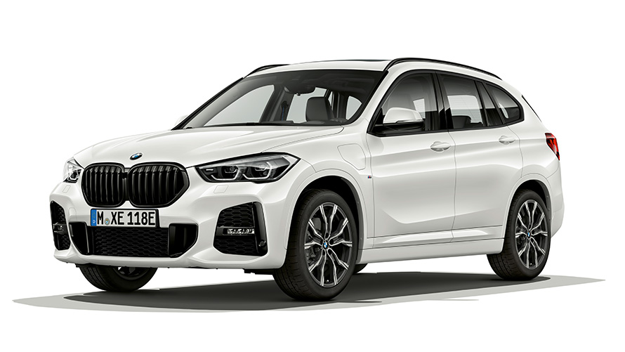 BMW X1 xDrive25e PHEV Vista anteriore a tre quarti BMW X1 xDrive25e PHEV Ripresa in studio fotografico Vista anteriore a tre quarti