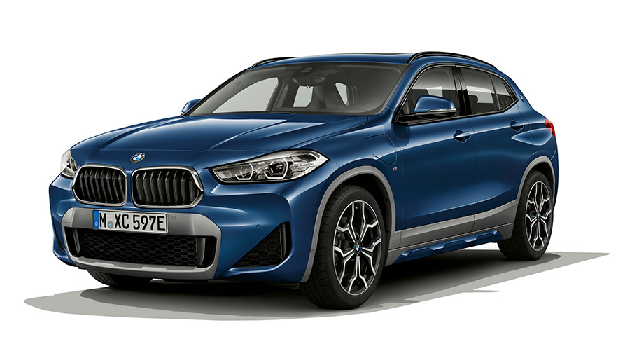 BMW X2 xDrive25e PHEV Vista anteriore a tre quarti BMW X2 xDrive25e PHEV Ripresa in studio fotografico Vista anteriore a tre quarti