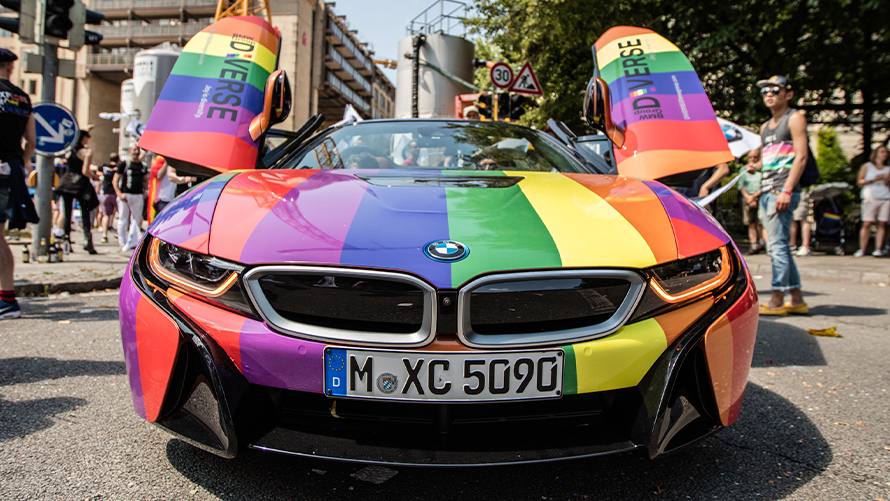 Diversity Sostenibilità BMW Sostenibilità BMW Diversity Auto BMW Vista anteriore nei colori dell’arcobaleno con porte ad ala di gabbiano aperte