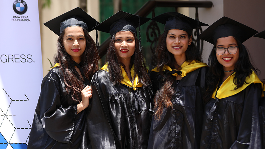 Impegno sociale Sostenibilità BMW Sostenibilità BMW Impegno sociale Quattro donne in abito nero da laurea
