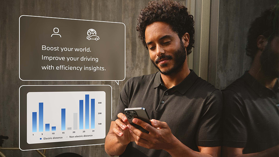 App My BMW Sostenibilità BMW Sostenibilità BMW App My BMW Un uomo tiene in mano uno smartphone