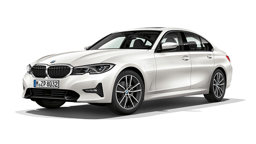 BMW Serie 3 Berlina ibrida Plug-in Vista anteriore a tre quarti BMW Serie 3 Berlina ibrida Plug-in Ripresa in studio vista anteriore a tre quarti