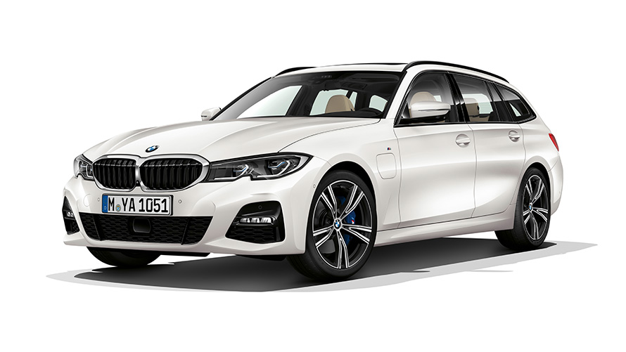 BMW Serie 3 Touring ibrida Plug-in Vista anteriore a tre quarti BMW Serie 3 Touring ibrida Plug-in Ripresa in studio vista anteriore a tre quarti