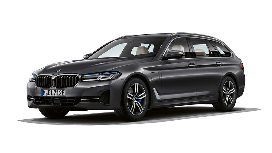 BMW Serie 5 Touring ibrida Plug-in Vista anteriore a tre quarti BMW Serie 5 Touring ibrida Plug-in Ripresa in studio vista anteriore a tre quarti