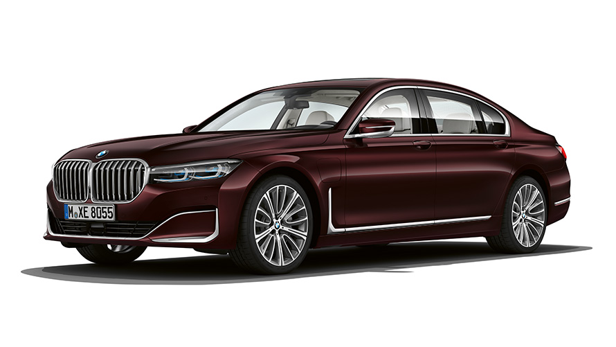 BMW 745e Berlina Vista anteriore a tre quarti BMW 745e Berlina Ripresa in studio fotografico Vista anteriore a tre quarti