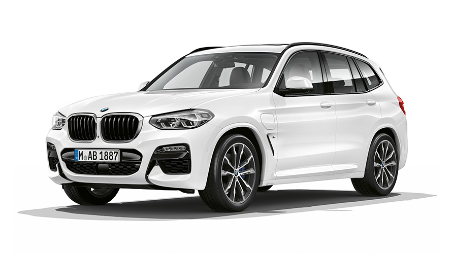 BMW X3 xDrive30e, vista anteriore a tre quarti BMW X3 xDrive30e Ripresa in studio fotografico Vista anteriore a tre quarti