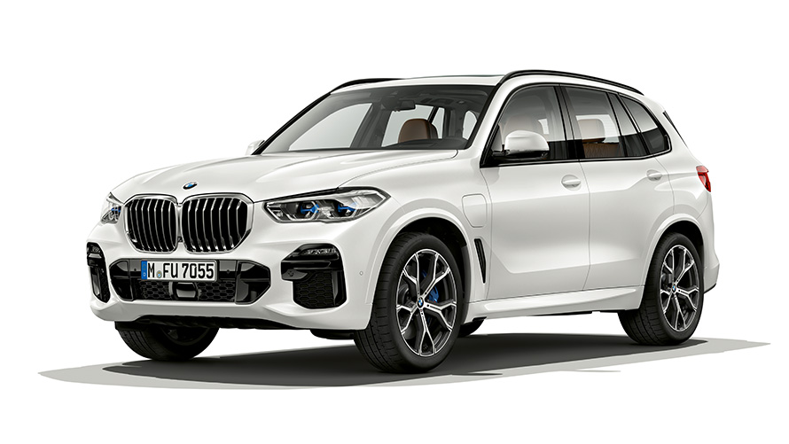 BMW X5 xDrive45e, vista anteriore a tre quarti BMW X5 xDrive45e Ripresa in studio fotografico Vista anteriore a tre quarti
