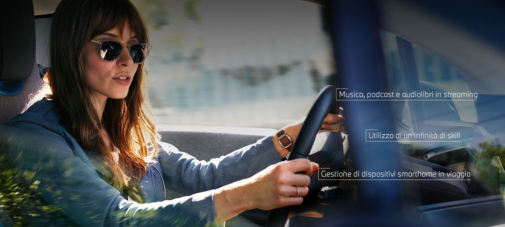 Una donna utilizza Amazon Alexa al volante della propria BMW Una donna utilizza Amazon Alexa al volante della propria BMW