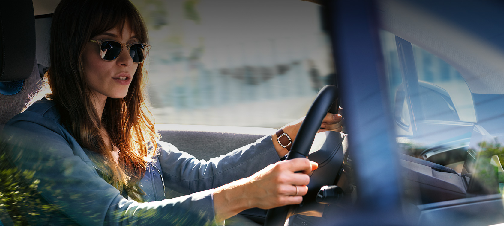 Amazon Alexa in auto Donna al volante di una BMW Amazon Alexa in auto Donna al volante di una BMW