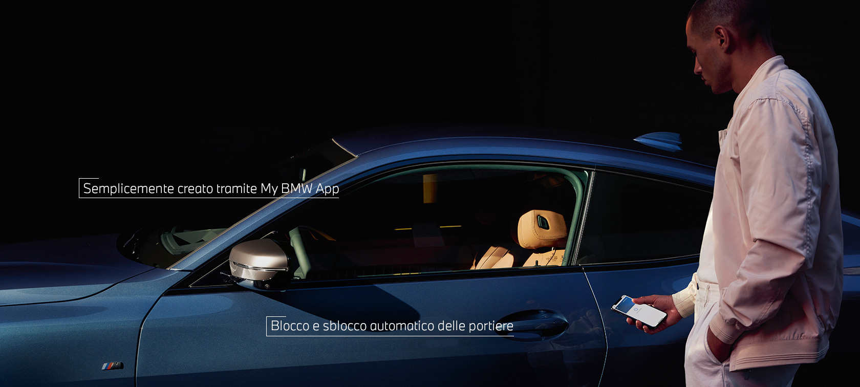 BMW Digital Key App My BMW Un uomo apre la sua BMW tramite il proprio smartphone BMW Digital Key App My BMW Un uomo apre la sua BMW tramite il proprio smartphone