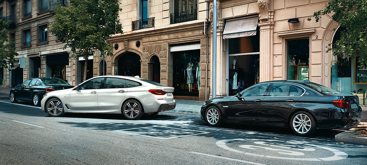 BMW Maps Connected Parking BMW Maps Connected Parking della BMW Serie 6 Gran Turismo bianca durante le manovre di parcheggio