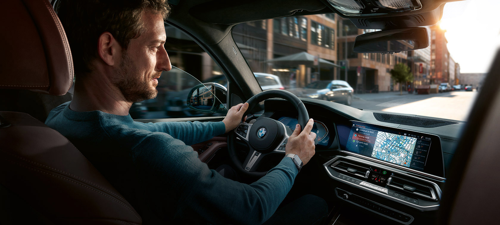 BMW Maps Navigation Un uomo guida la sua BMW con BMW Maps Navigation nel Control Display