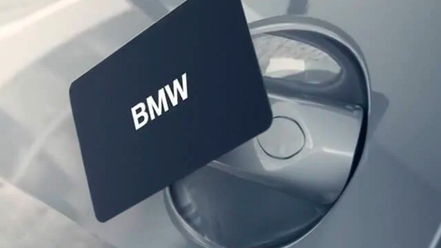 BMW KeyCard Un uomo apre la propria BMW con la chiave digitale di BMW KeyCard