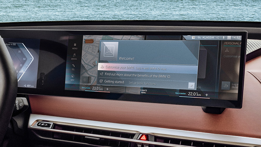 BMW Curved Display con messaggio di benvenuto e menu delle impostazioni per l’ID BMW personale BMW Curved Display con messaggio di benvenuto e menu delle impostazioni per l’ID BMW personale