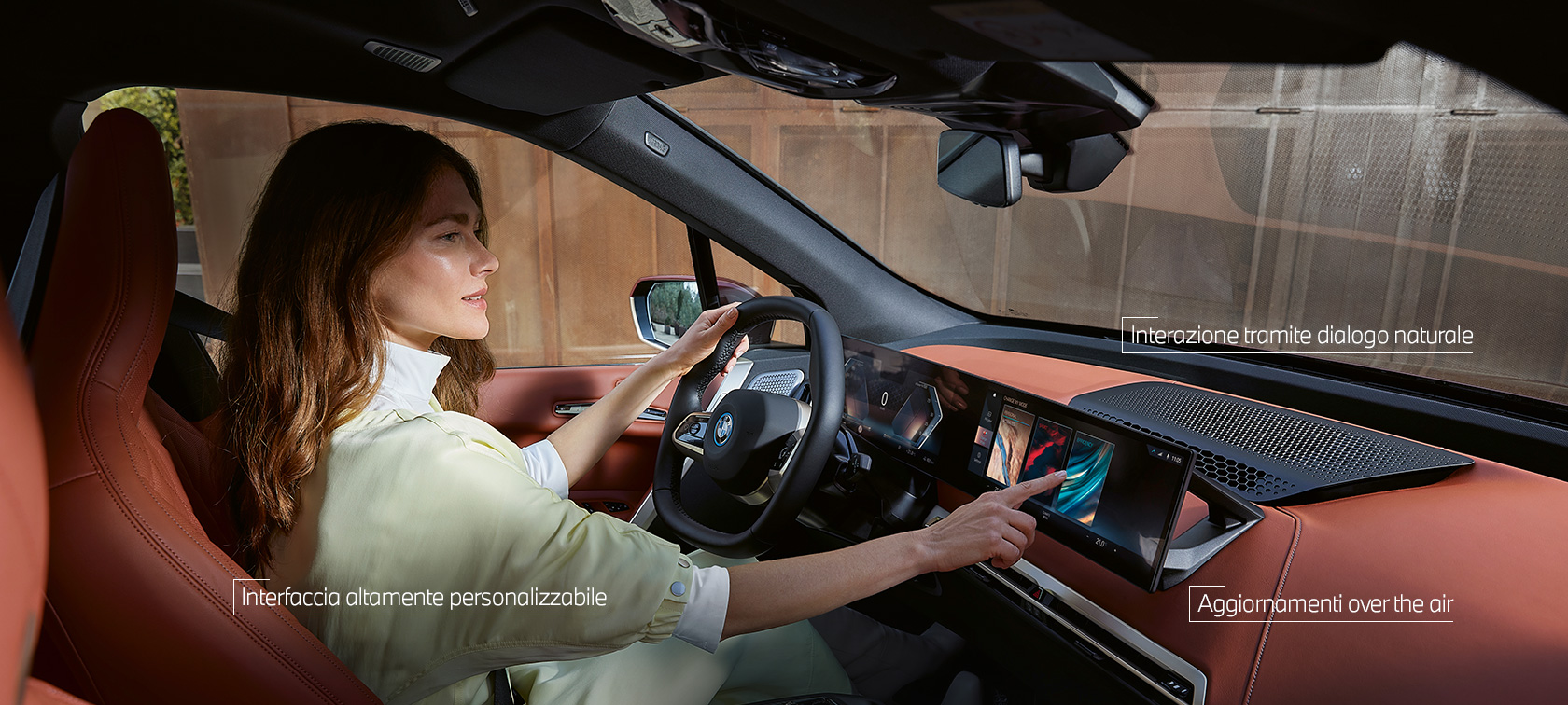 Una donna utilizza MyModes di BMW iDrive con comandi Touch Una donna utilizza MyModes di BMW iDrive con comandi Touch