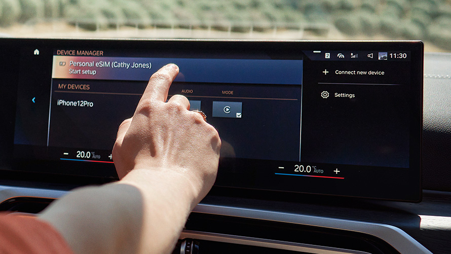 Persona che utilizza la Personal eSim nel Control Display della BMW iX tramite touch control Persona che utilizza la Personal eSim nel Control Display della BMW iX tramite touch control