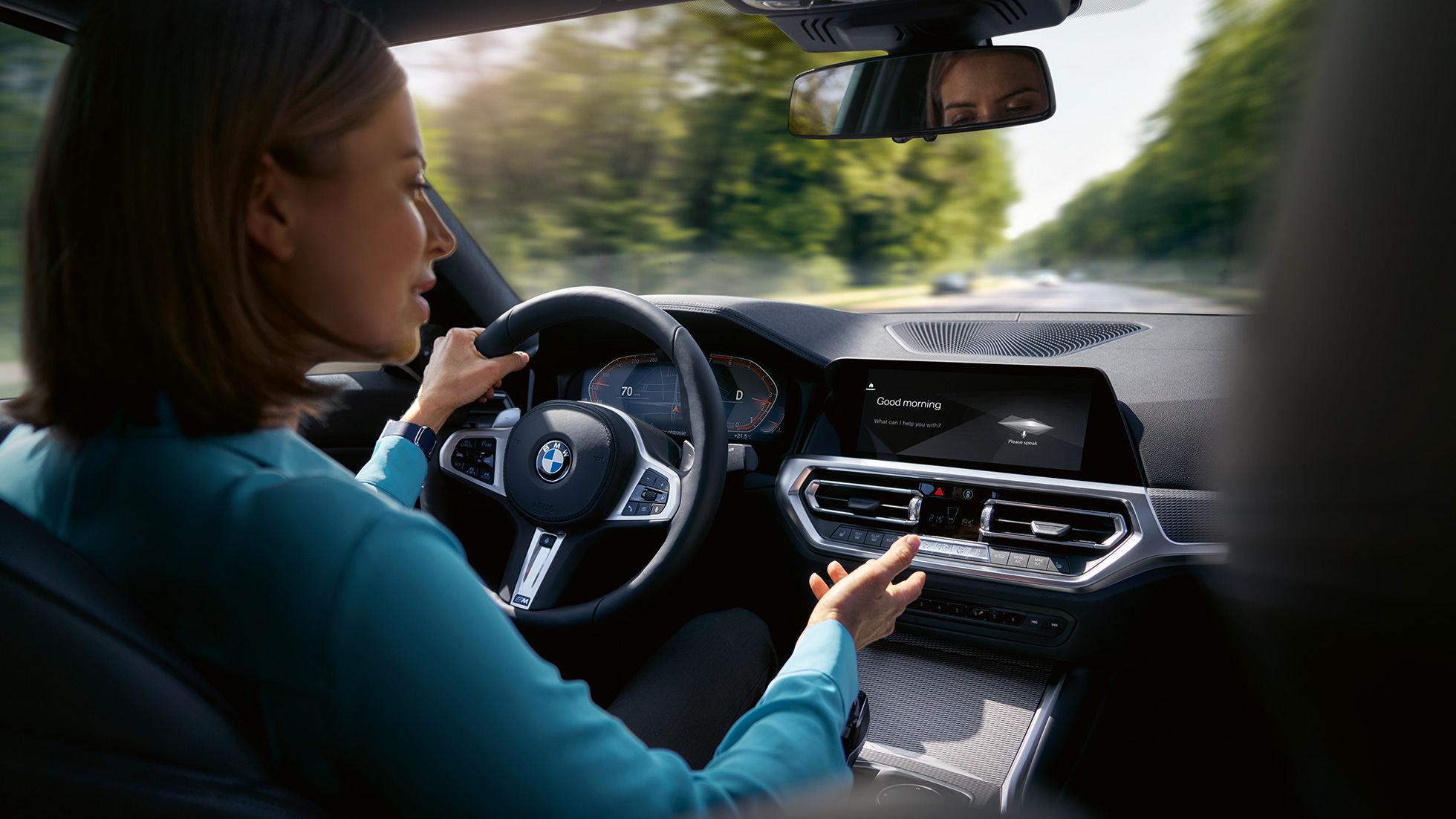 Una donna utilizza Intelligent Personal Assistant nella propria BMW. Una donna utilizza Intelligent Personal Assistant di BMW ConnectedDrive nella propria BMW