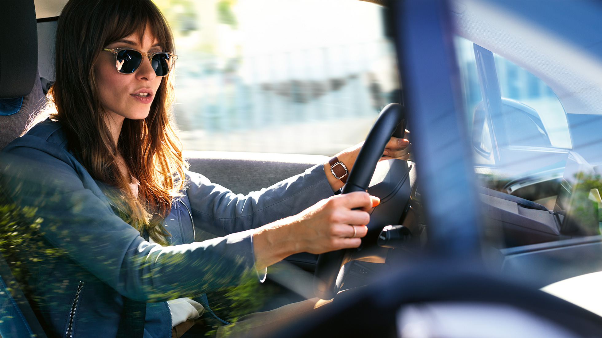 Una donna utilizza Amazon Alexa al volante Una donna utilizza Amazon Alexa al volante