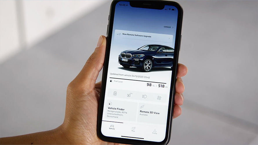 Una mano tiene stretto uno smartphone Primo piano della app My BMW Remote Software Upgrade Una mano tiene stretto uno smartphone Primo piano della app My BMW