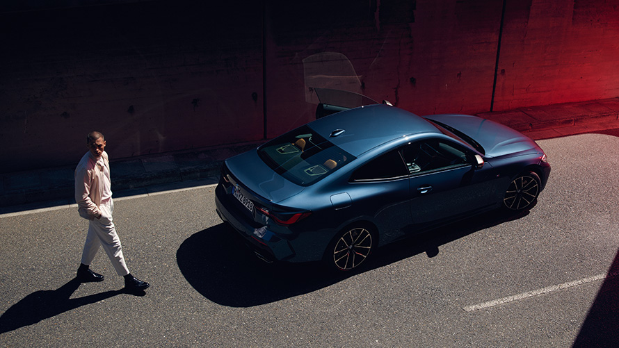 Remote Software Upgrade Un uomo che attraversa la strada dietro la BMW Un uomo che attraversa la strada dietro la BMW