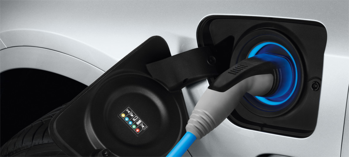UNA MOBILITÀ CHE GUARDA AL FUTURO CON BMW eDRIVE. UNA MOBILITÀ CHE GUARDA AL FUTURO CON BMW eDRIVE.