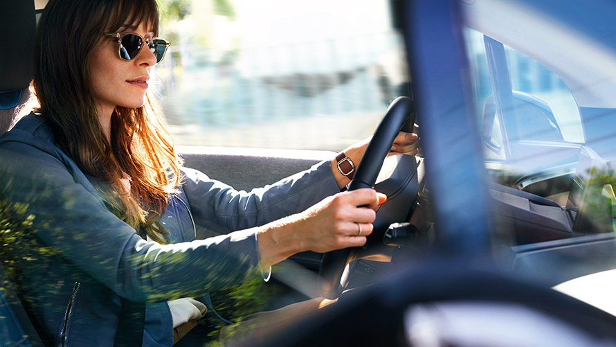 Donna al volante di una BMW BMW Financial Services Assicurazione con esclusione del degrado d’uso BMW Donna al volante di una BMW