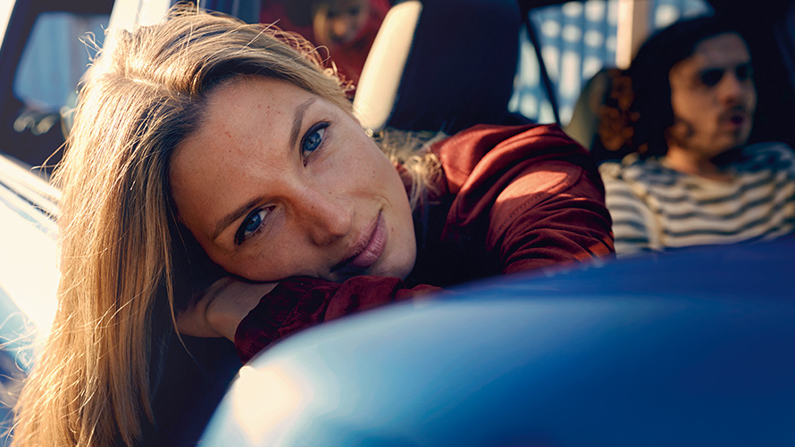 Una donna si sporge dal finestrino di una BMW BMW Financial Services Leasing Operativo Una donna si sporge dal finestrino di una BMW