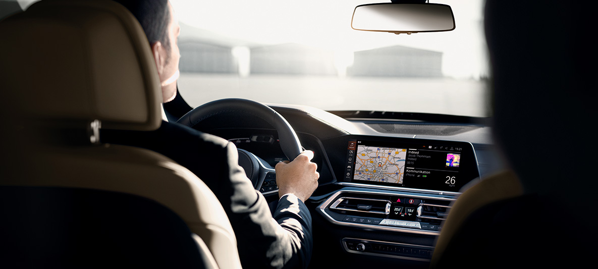 Veicoli di sicurezza BMW Corso di guida Interni Veicoli di sicurezza BMW Corso di guida Interni Uomo al volante di una BMW