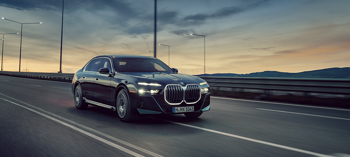 Veicoli di sicurezza BMW Corso di guida Esterni Veicoli di sicurezza BMW Corso di guida Esterni BMW in movimento su strada Paesaggio