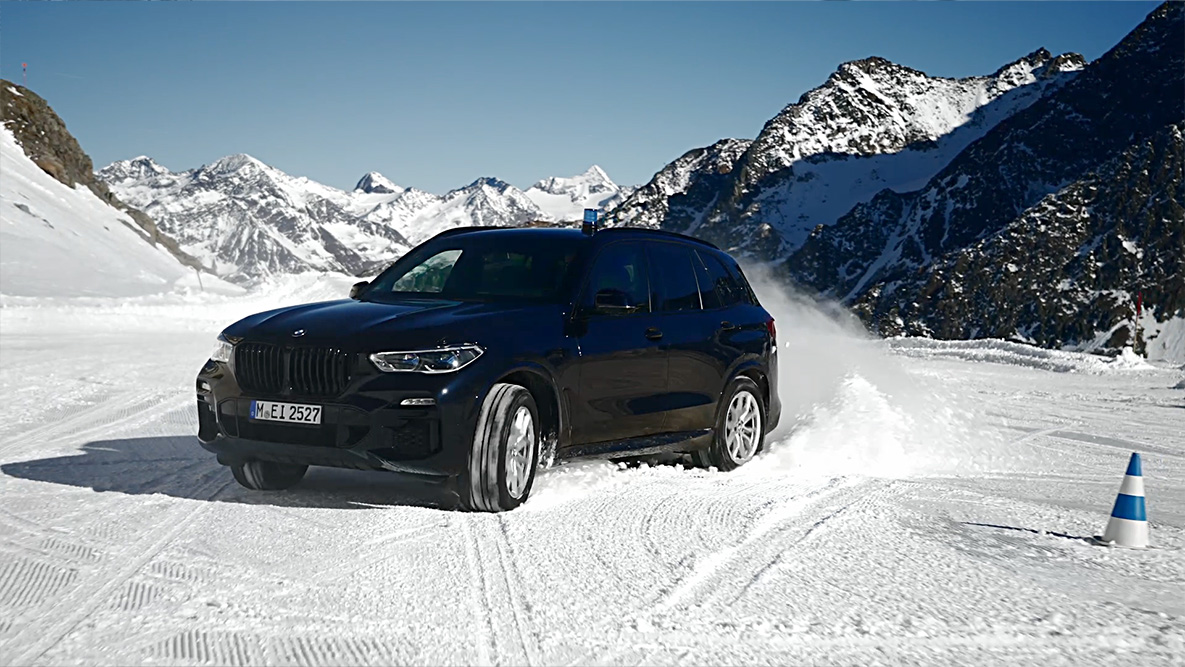 Veicoli di sicurezza BMW in azione Video Veicoli di sicurezza BMW in azione Video BMW viaggia in strada