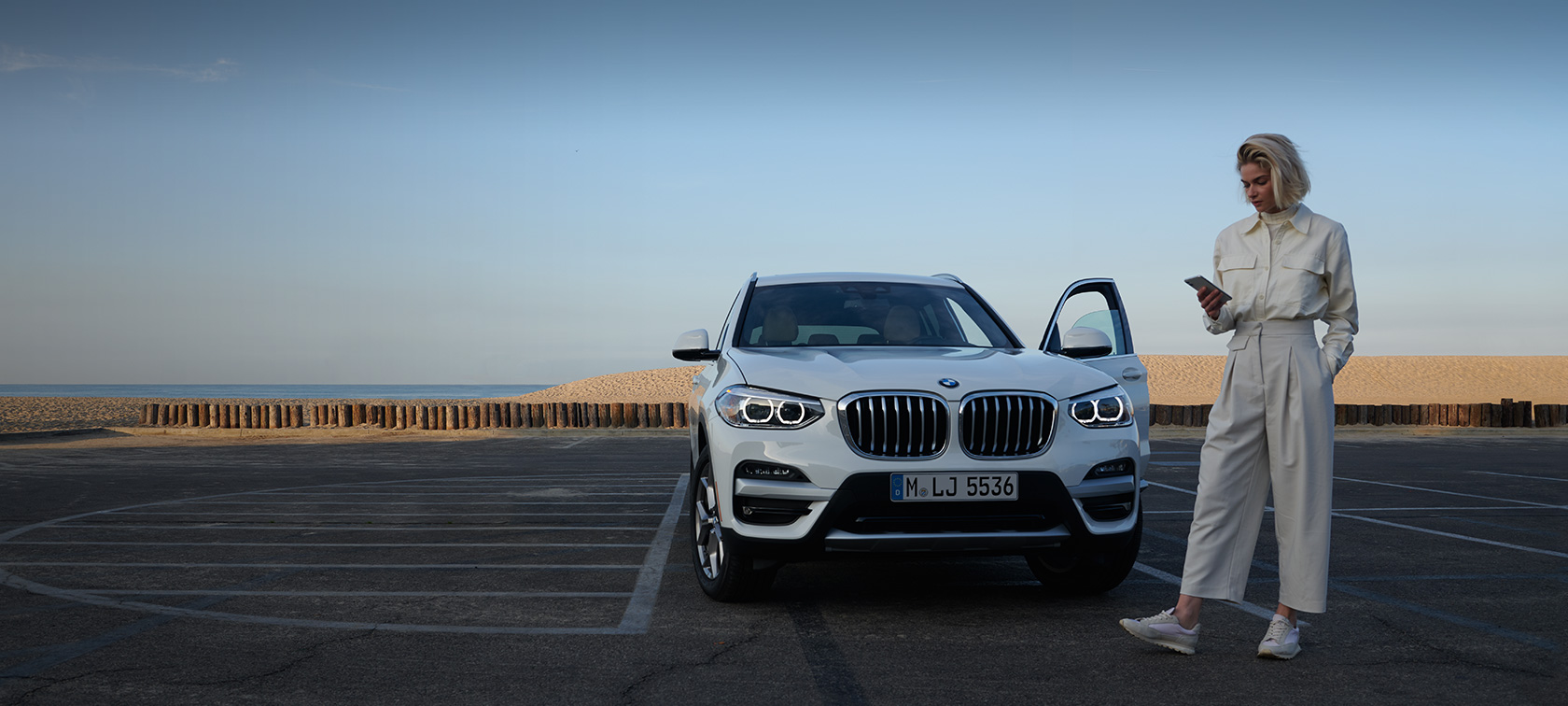 App My BMW Una donna con smartphone App My BMW Una donna con smartphone