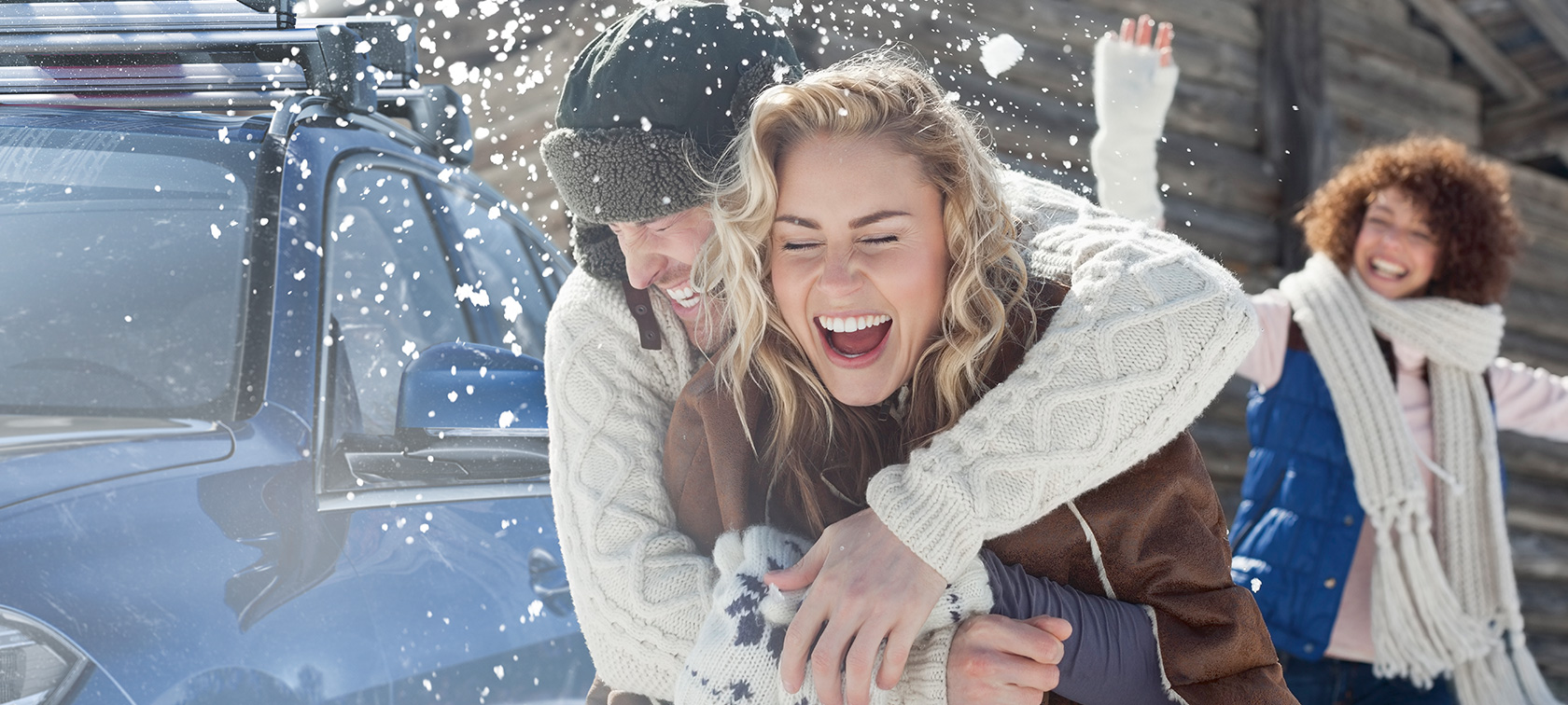 Service BMW originale e Accessori autunno-inverno BMW Un uomo abbraccia una donna davanti ad una BMW