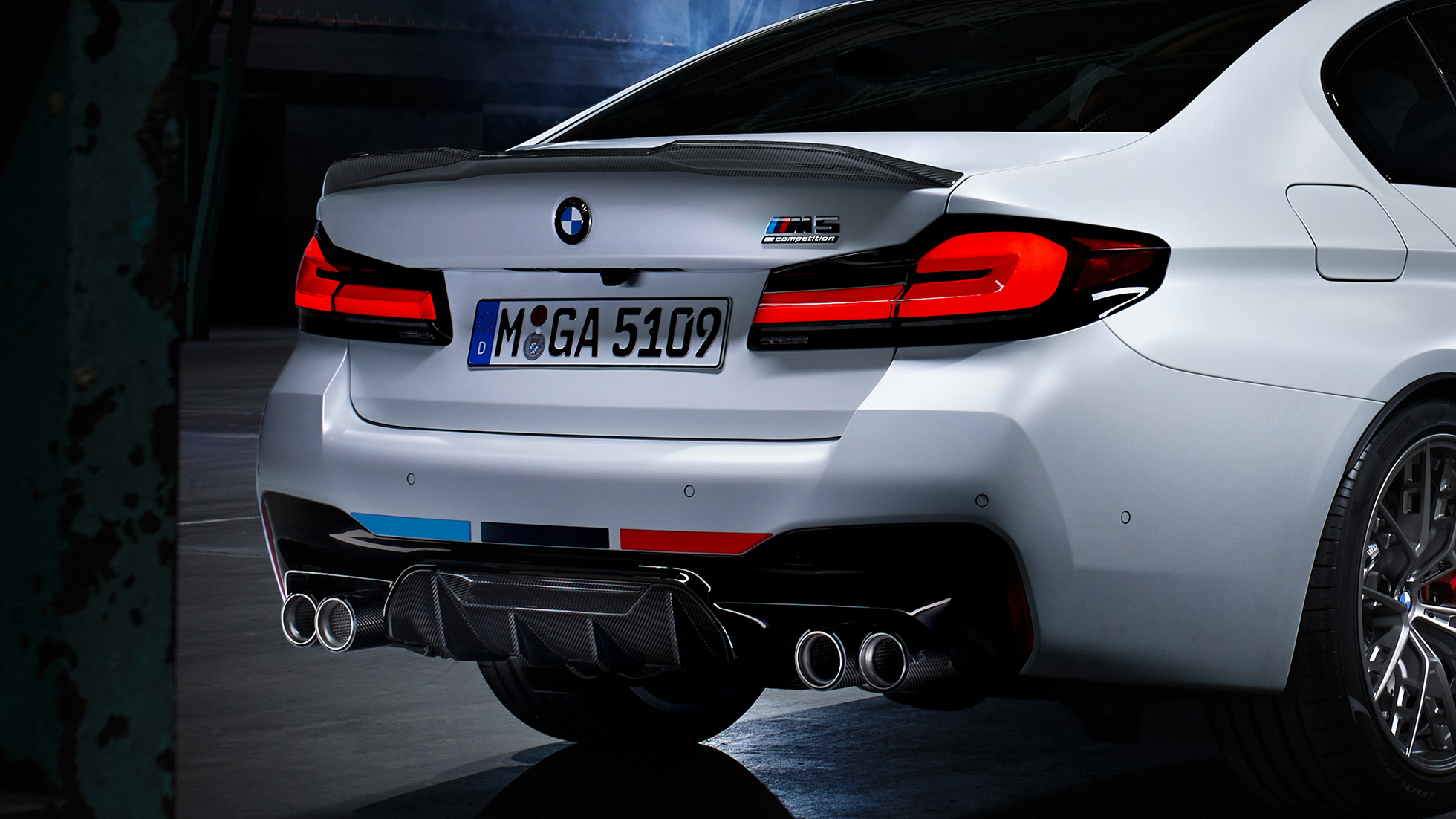 BMW M5 Vista posteriore a tre quarti Accessori BMW M Performance della BMW M5 Vista posteriore a tre quarti